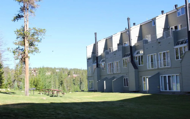 Crestview Condominium's