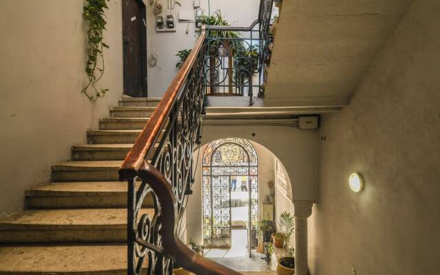 Elegant 1BR Apt w Balcony in the City