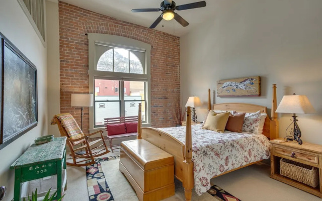 Updated Rustic-chic Condo on Ouray's Main Street!
