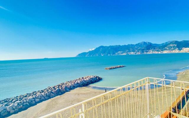 Sea View Apartment 5 mt from the beach