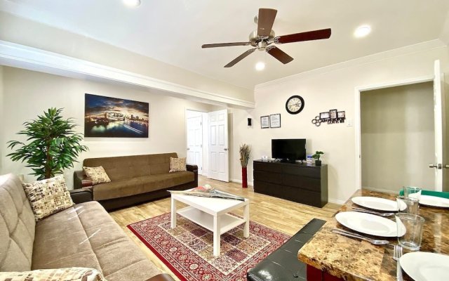 10 Min To The Beach! Perfect For A Family Or Friend Group. Self Check-in & Recently Renovated 2 Bedroom Apts by RedAwning