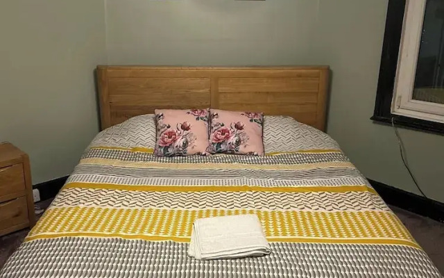 Gloucester - 2 Bed House - Sleeps 7 - Pet Friendly