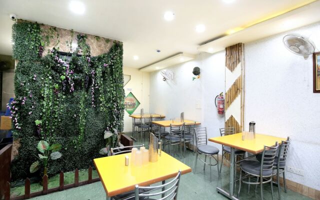 OYO 15030 Hotel ESS PEE Grand