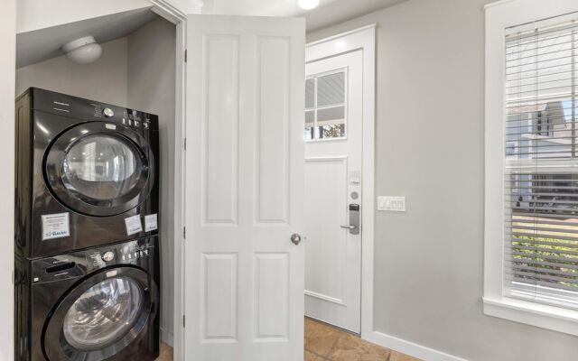 1369 Laurel Grove "the Crows Nest"