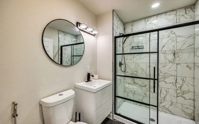 1 Mi to Puget Sound Shores: Modern Des Moines Apt!