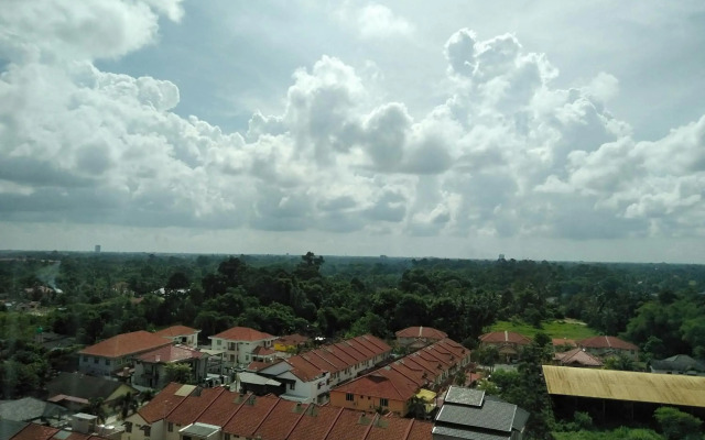 Holiday Villa Hotel & Suites