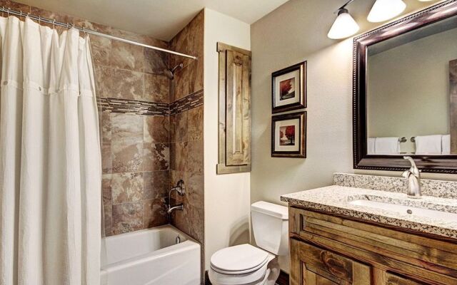 Highwood Hideaway 4 Bedroom Townhouse by RedAwning