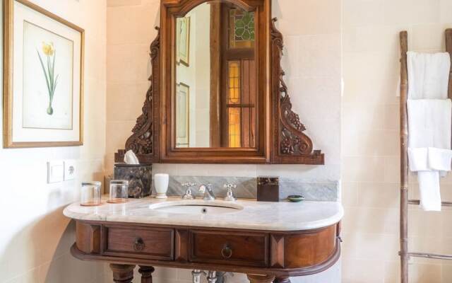 Colonial White House - Seminyak