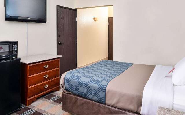 Econo Lodge Inn & Suites