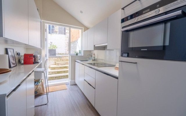 Stylish 2 Bedroom Apartment in Chelsea With Garden