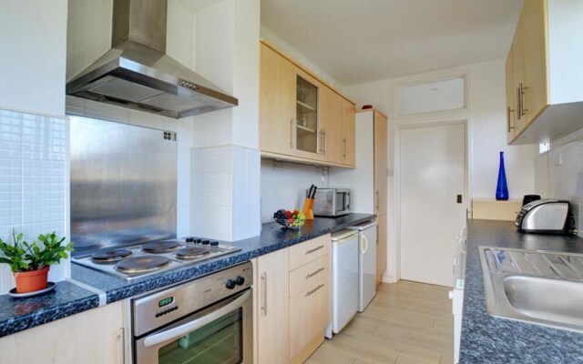 Cozy Holiday Home in Widemouth Bay With Large Garden