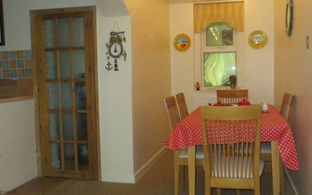 The Garden Flat Tucked Away Close To Amenities