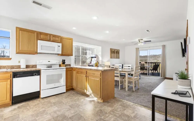 Scenic Lakeview Stay for 5!
