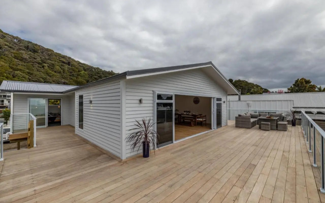 Waterfront Beach House - Paihia Holiday Home