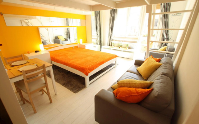 Sunny Studio with balcony in Party District