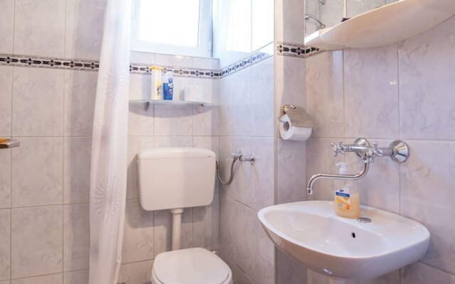 Apartments and Room Thea