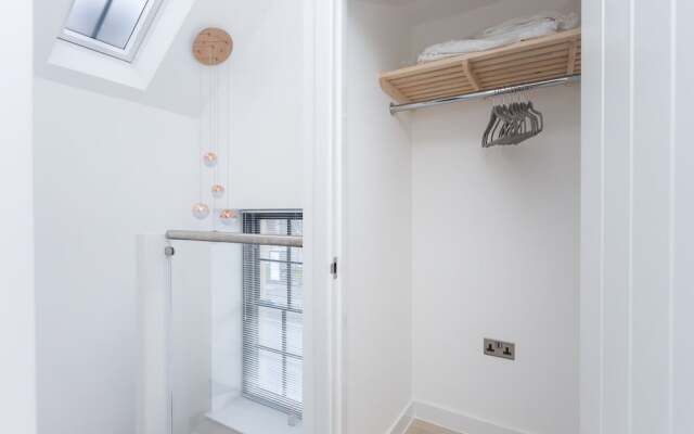 Bright, Newly Refurbished Townhouse in Bath