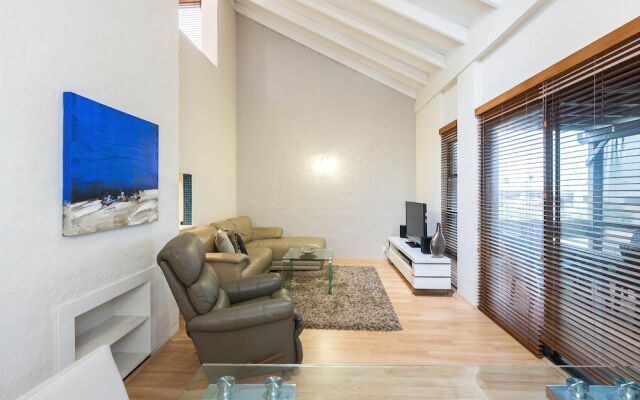 Como Mezzanine Retreat