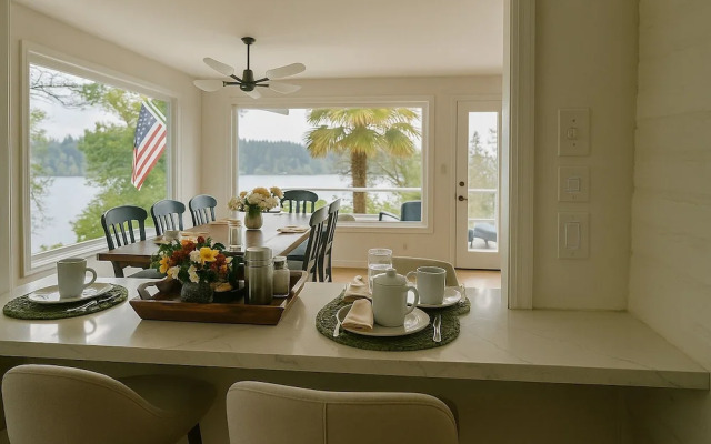 Luxury 180 degree Lake View