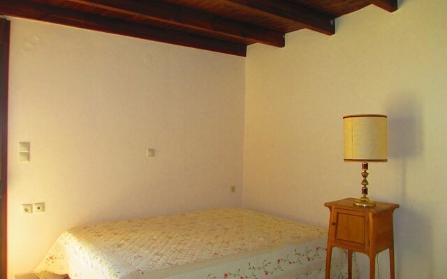 Studio in Roumeli, With Pool Access, Enclosed Garden and Wifi