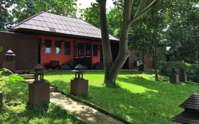 Baannamping Riverside Village