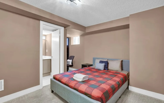 Stylish Mississauga Lower Unit BBQ Yard Paradise