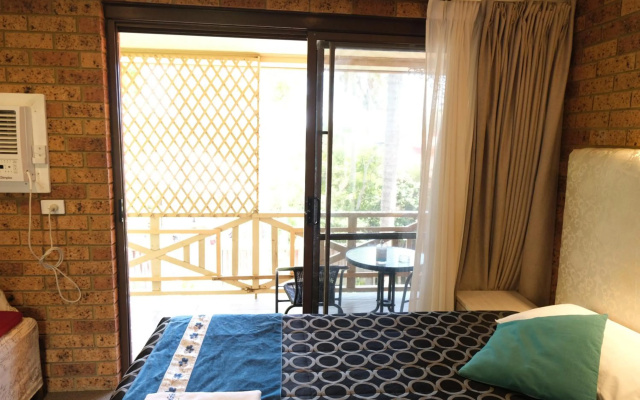 Sapphire Palms Motel – Guest Rooms – The Entrance
