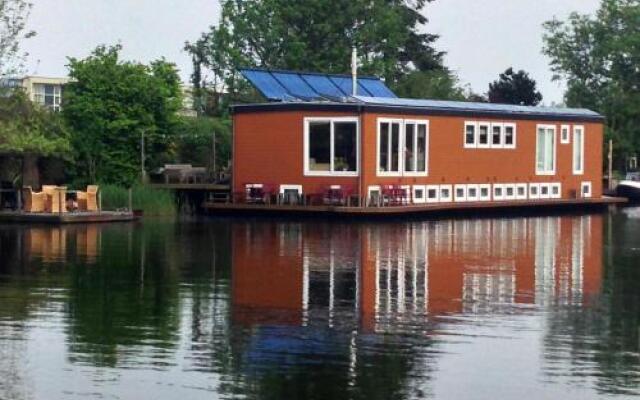 B&B Houseboat between Amsterdam Windmills