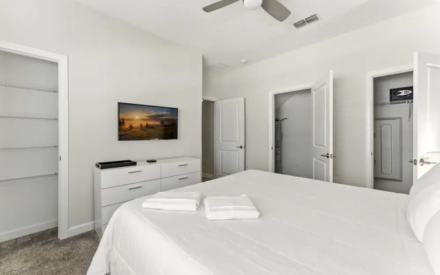 Comfort Stay With Pool Near Attractions