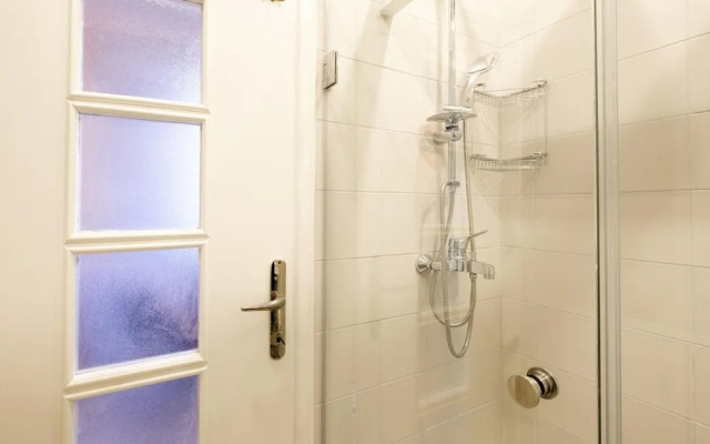 Stylish Flat w Balcony 8 min to Istiklal Ave