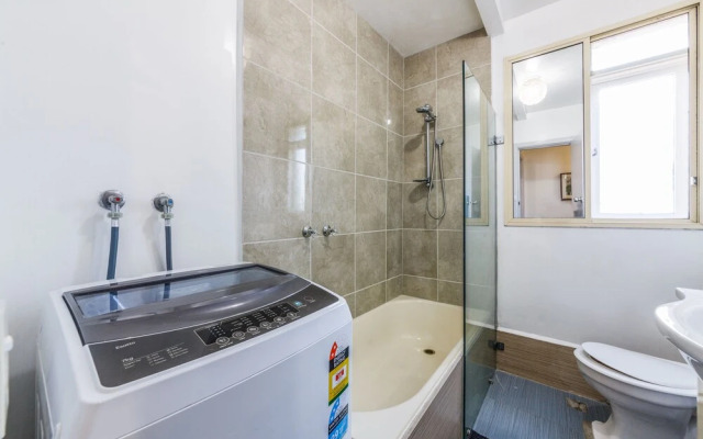 2 Bed Apartment With Free Parking - Netflix, Close to Train