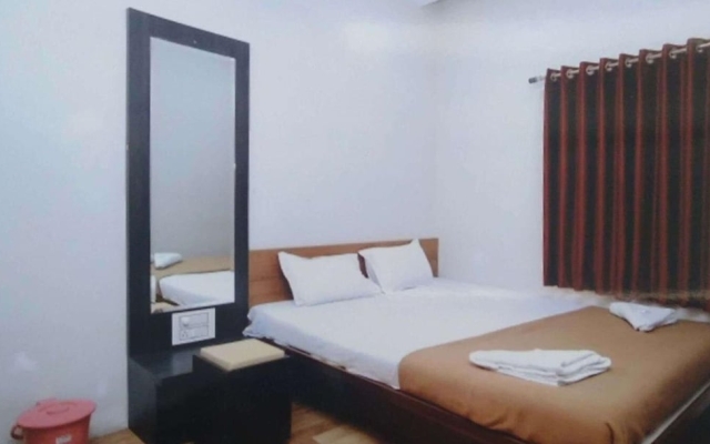 Rajhuns Deluxe Lodging