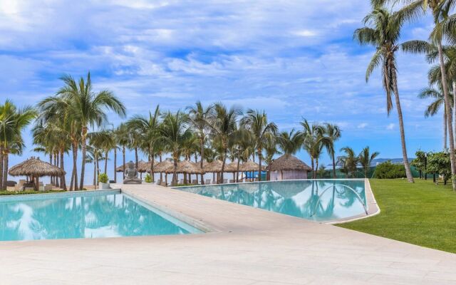 NEW Beachfront Marítima Condos 2 Pools