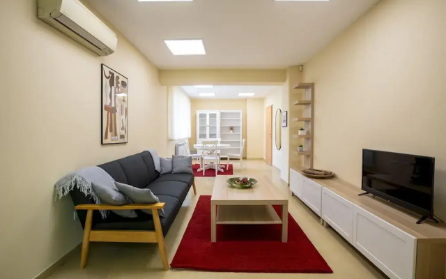 Bright 1bdr Apartment in Top Center