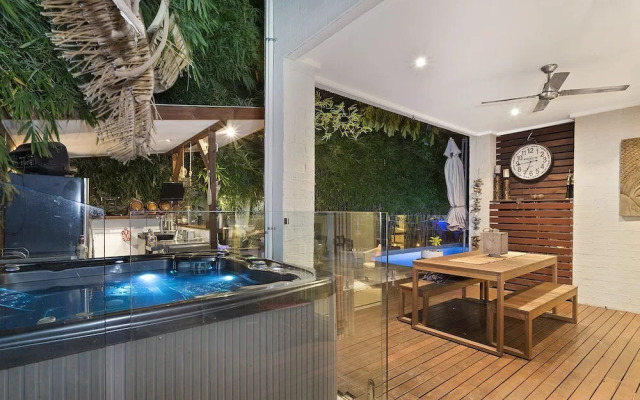 Resort Style Home near Airport & CBD