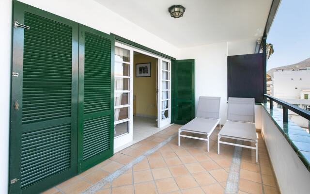 The Midpoint Apartment, Coastal Life Between the Two Beaches