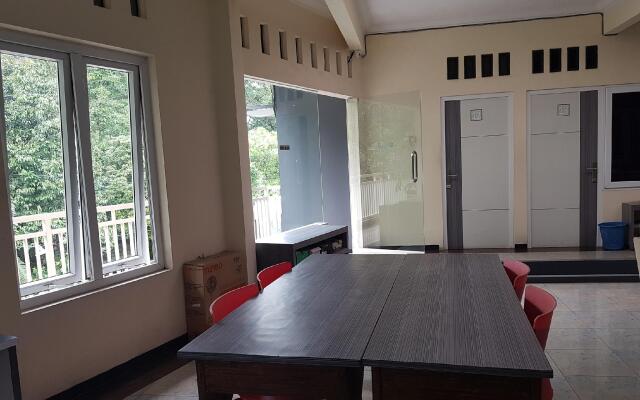 OYO 90188 Rotterdam Kediri Guest House