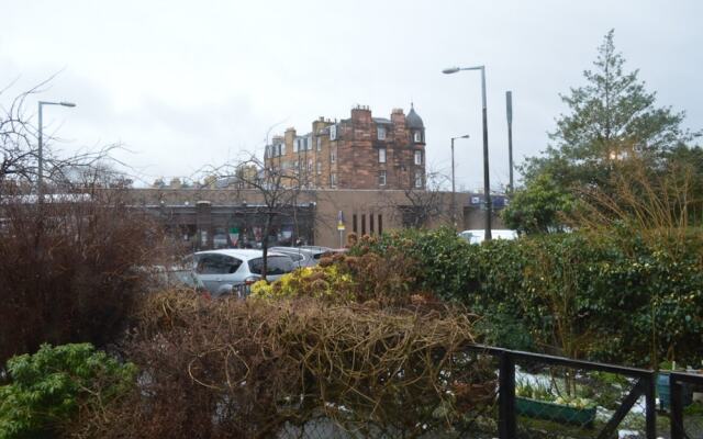 3 Bedroom Flat In Morningside