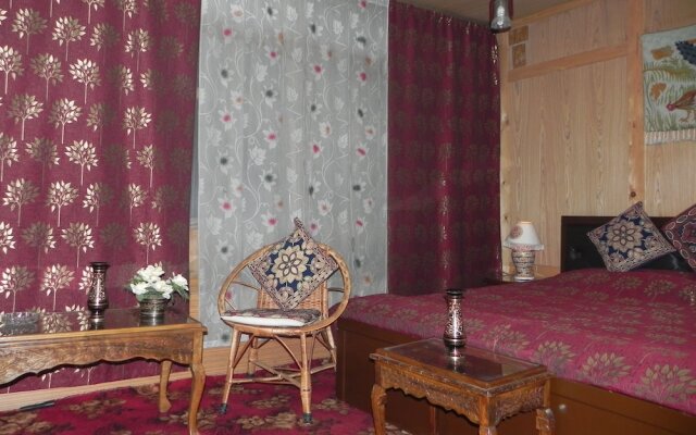 Shabrose Heritage Houseboats
