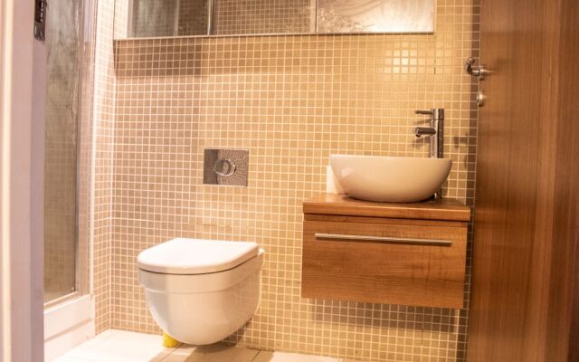 2 Bedroom 2 Bathroom Flat
