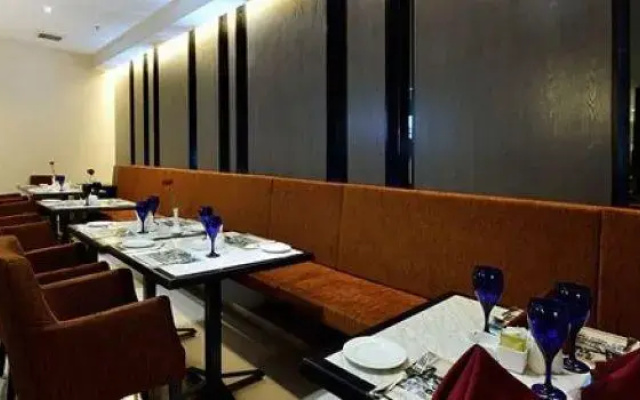 Holiday Villa Hotel & Suites