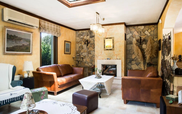 Important Group Villa Costa