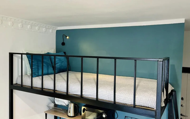 Диван и Чемодан на ул. Вокзальная магистраль, 2