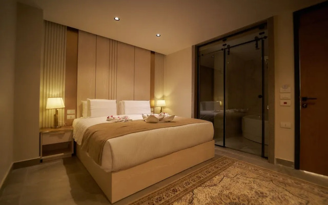 Gold's Pyramids Hotel