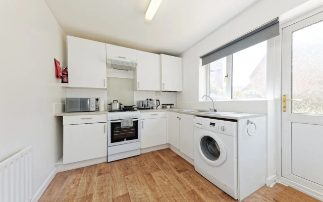 Lovely 2-bed House in Kent - Parking Available