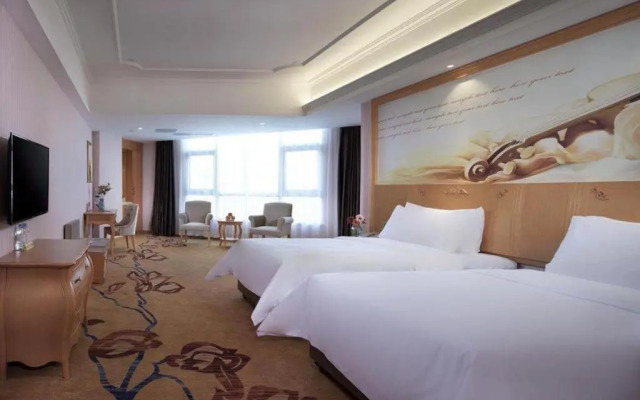 Vienna Hotel (Xinyi Jiaoyucheng River View)