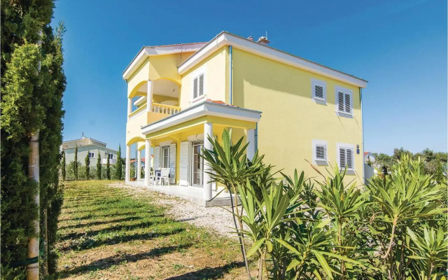 Two-Bedroom Apartment in Pakostane