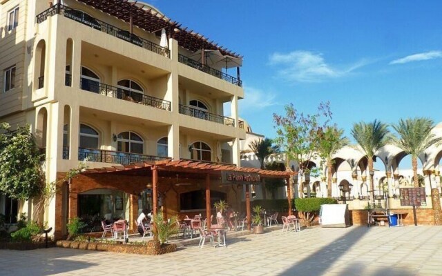 Palm Beach Piazza Apartments