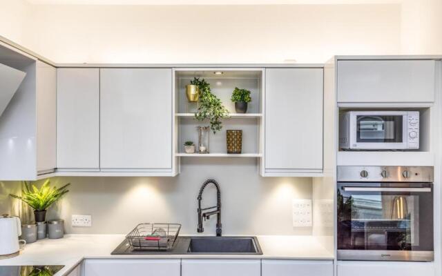 City & Beach at Your Reach - Courtyard & Parking