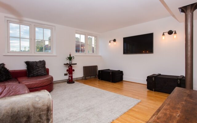 2 Bedroom Flat near Canary Wharf Sleeps 4